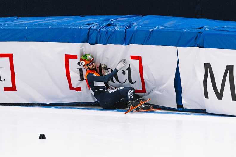 Itzhak de Laat crash op WC 500 m Montréal (1) 2023