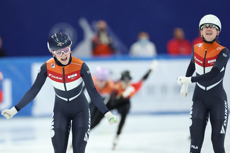 Xandra Velzeboer uitbundig na goud  WC 3 500 m, Selma Poutsma wat vertwijfeld
