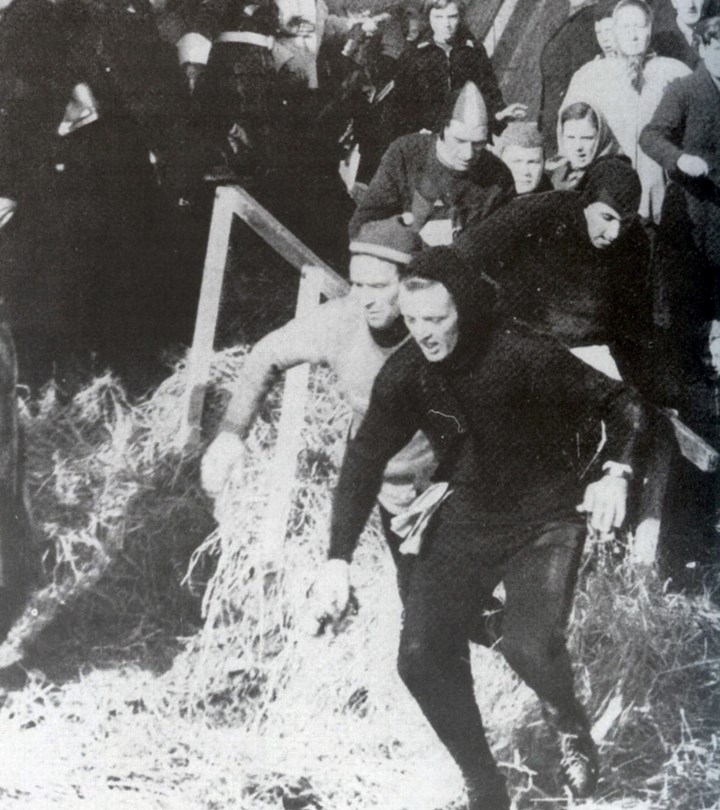 De beruchte scène op de kluunplaats vlak voor de finish tijdens de Elfsteden van 1954. Jeen van den Berg is als eerste weer op het ijs en wint.