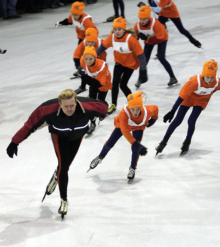 Willem-Alexander zelf op de schaats op de binnenbaan van De Uithof