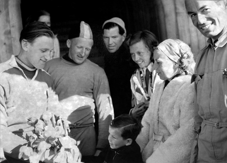 Broekman (Links) Met Daarnaast Van Der Voort In Davos 1951. Derde Van Rechts Fanny Blankers Koen Kl V2