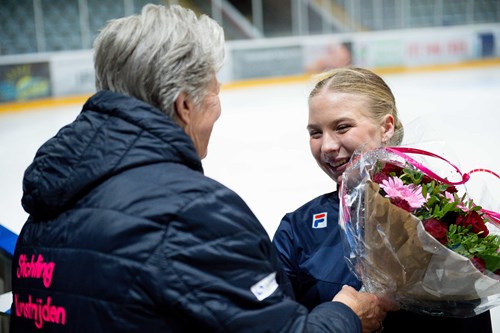 Sjoukje Dijkstra overhandigt 'haar' eigen Trophy aan Lindsay van Zundert.