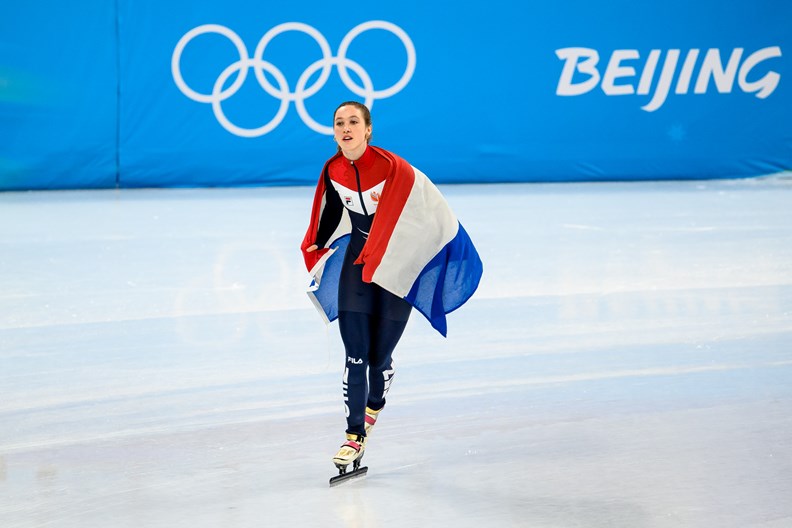 Suzanne met vlag NL OS 1500 m