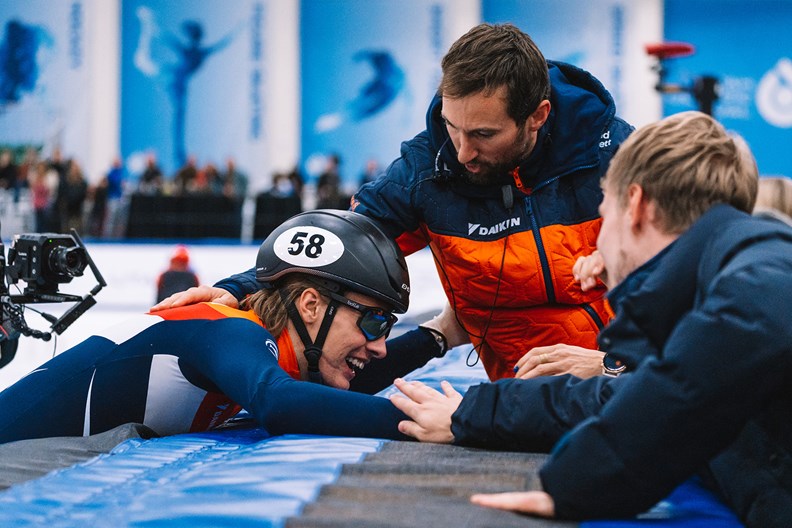 Jens van t Wout met Niels Kerstholt en Friso na 1500 m SLC