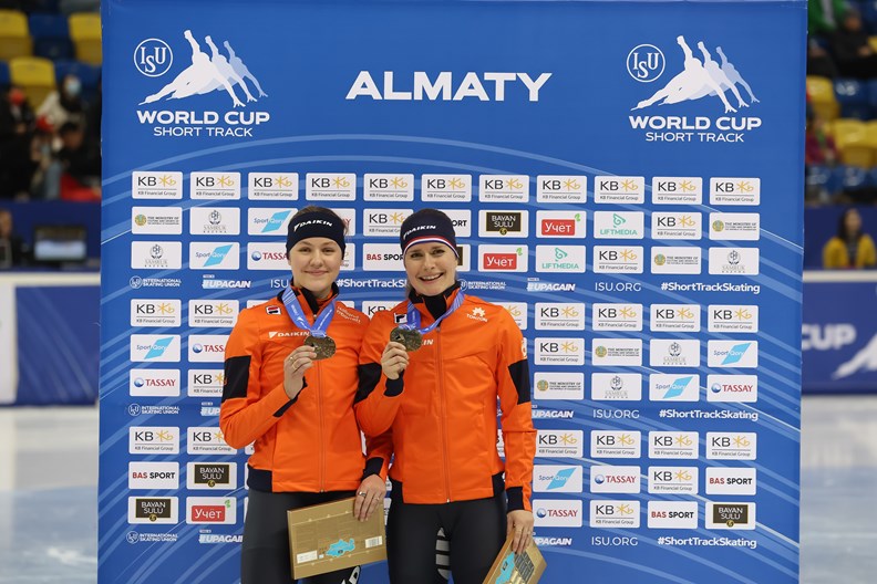 Michelle Velzeboer en Yara van Kerkhof met de medailles 500 m WC 4 2022