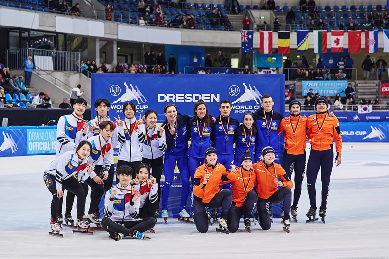 Mixed team relay WC 5 eerste medaille 2022-2023