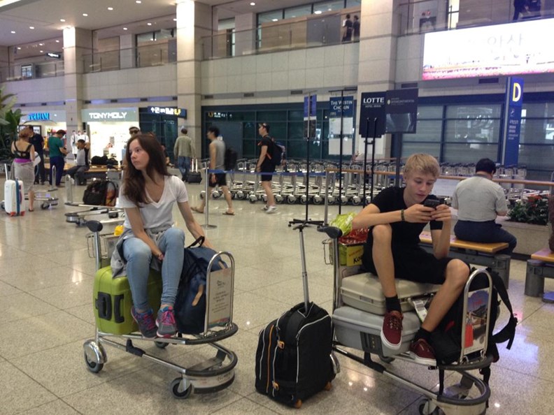 Vliegveld Seoul 2014: Selma en Friso