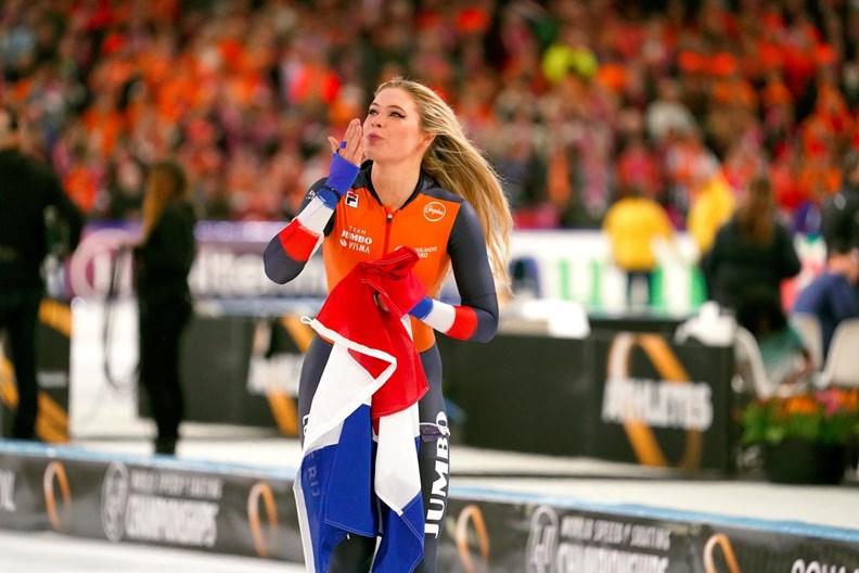 Jutta Leerdam deelt handkusjes uit na de wereldtitel 1000 m 2023