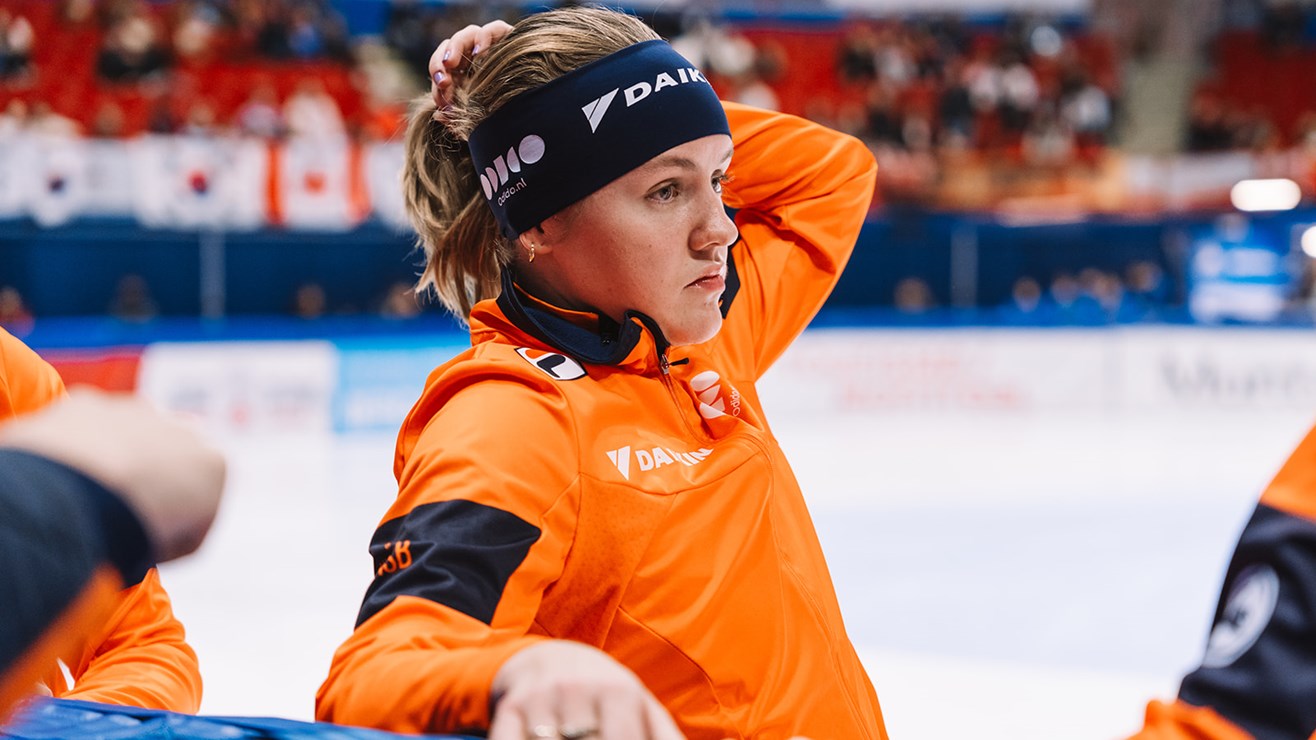 Michelle Velzeboer bedrukt kijkend na relay WC 2 2023