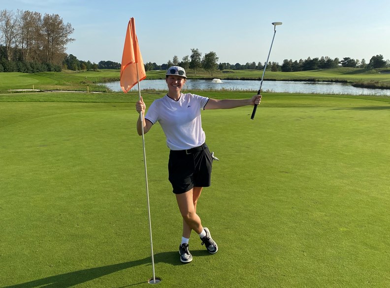Lotte van Beek teaching golf pro