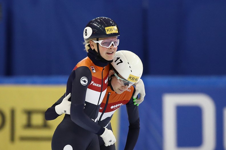 Xandra Velzeboer en Selma Poutsma samen na 500 m WC 4 Seoul 2023