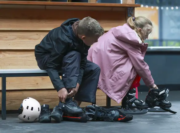 Heel Noord-Holland Schaatst jeugd foto - schaatsen aantrekken