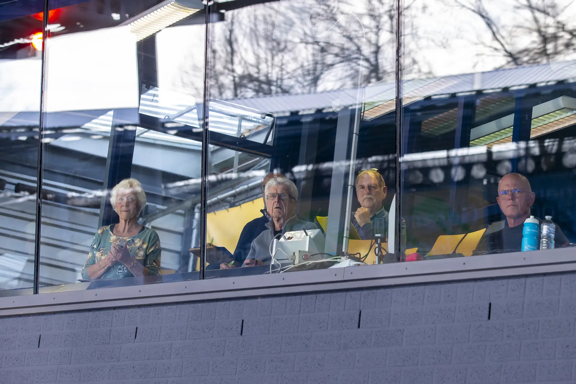 Onmisbaar bij elke schaatswedstrijd: jury, scheidsrechter en tijdwaarneming.