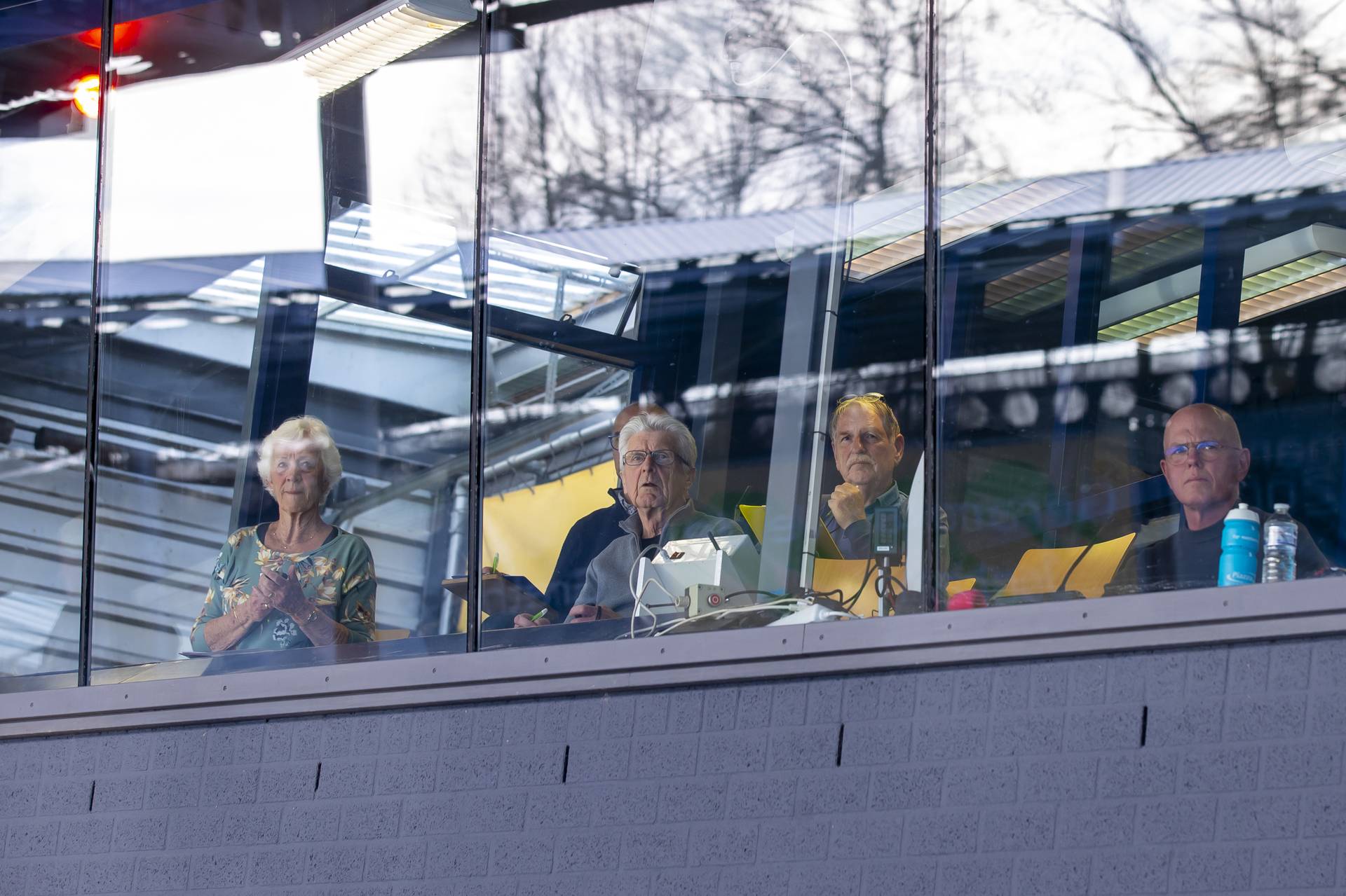 Onmisbaar bij elke schaatswedstrijd: jury, scheidsrechter en tijdwaarneming.