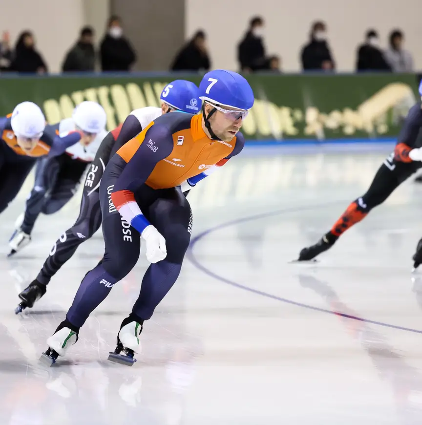 Wesly Dijs kijkt achterom waar zijn teamgenoot Femke Kok blijft in de mixed gender relay