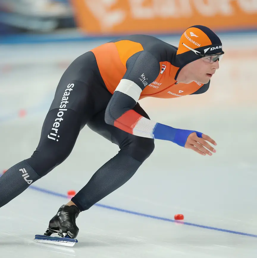 Jenning de Boo accelereert uit de bocht tijdens de tweede World Cup in Beijing