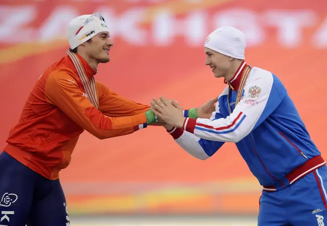 Felicitaties voor Pavel Kulizhnikov vanwege zijn wereldtitel sprint in 2015