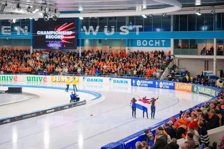 EK Afstanden 23-24 - Schaatsfan 5 - Vlag, publiek, boarding