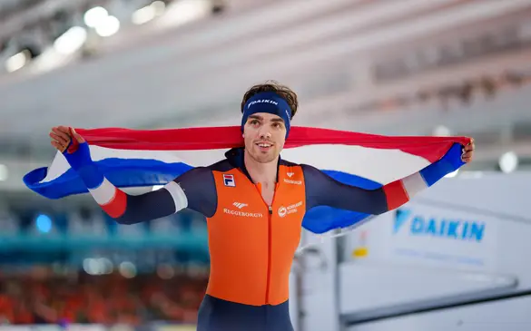 Patrick Roest viert de overwinning op het EK Afstanden