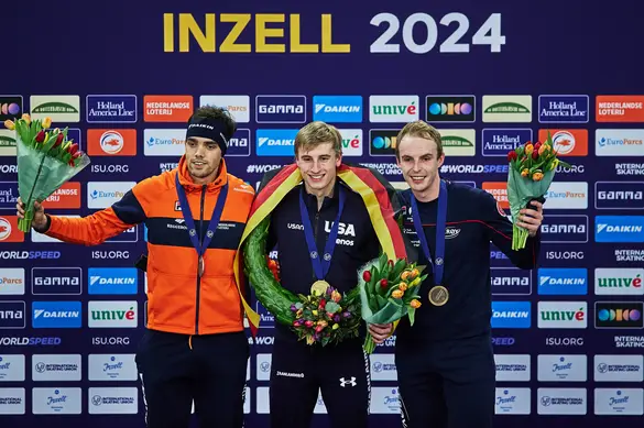 podium van het wk allround: patrick roest, jordan stolz en hallgeir engebråten