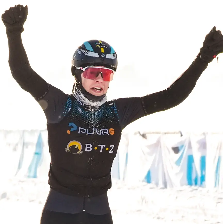 Esther Kiel geeft de kroon door aan Veerle van Koppen