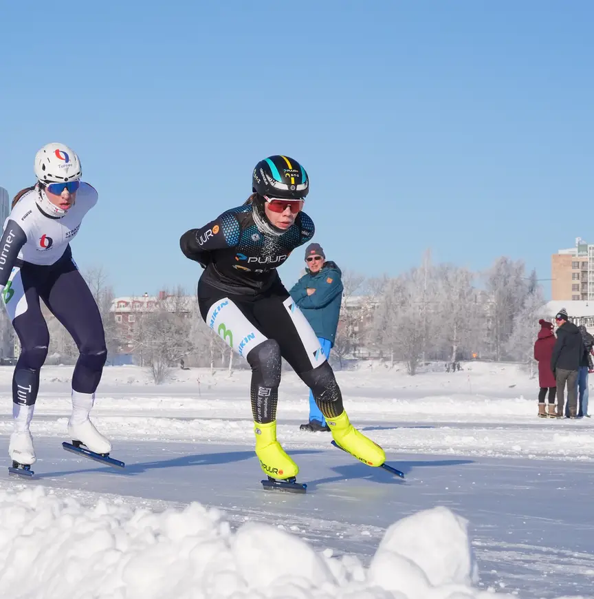 Esther Kiel geeft de kroon door aan Veerle van Koppen