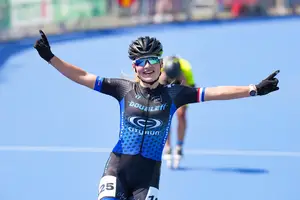 Fleur Veen komt als winnares over de meet in Heerde