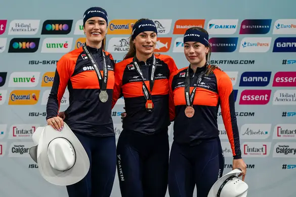 Isabel Grevelt Femke Kok Marrit Fledderus op het podium in Calgary