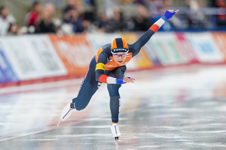 Femke Kok op weg naar haar veertiende WB-zege op de 500 meter op een rij.