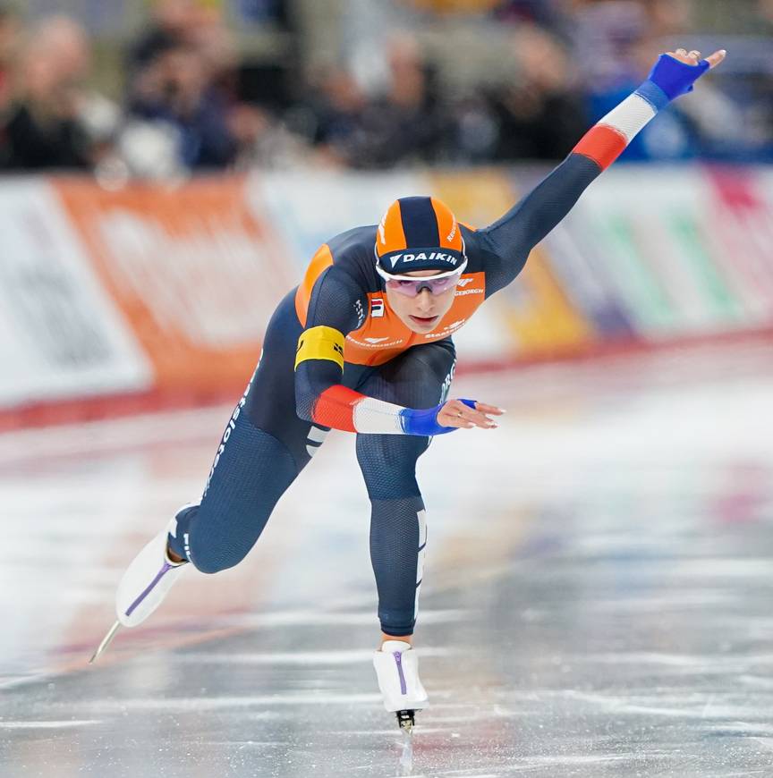 Femke Kok op weg naar haar veertiende WB-zege op de 500 meter op een rij.