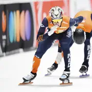 Jens van 't Wout wordt knap gelanceerd door Teun Boer inb de kwartfinale van de mannenrelay.