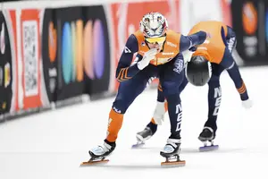 Jens van 't Wout wordt knap gelanceerd door Teun Boer inb de kwartfinale van de mannenrelay.