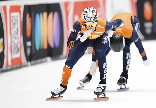 Jens van 't Wout wordt knap gelanceerd door Teun Boer inb de kwartfinale van de mannenrelay.