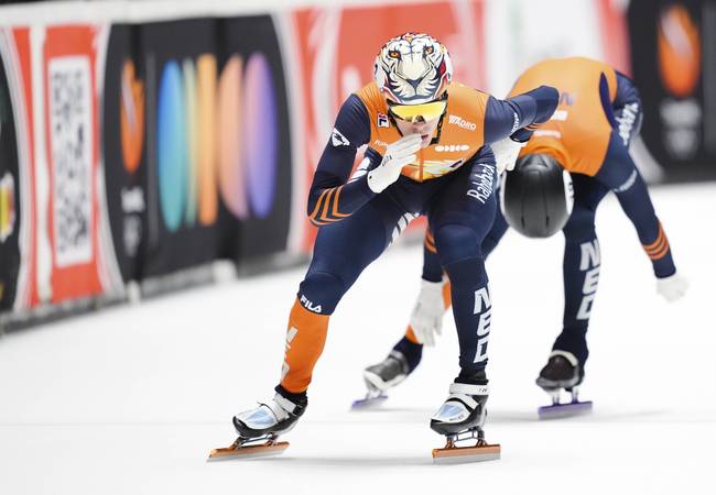 Jens van 't Wout wordt knap gelanceerd door Teun Boer inb de kwartfinale van de mannenrelay.
