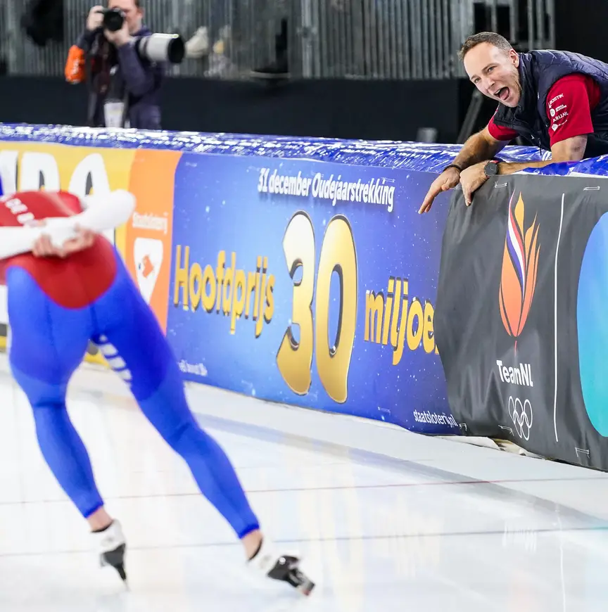 Erwin ten Hove moedigt Stijn van de Bunt aan.