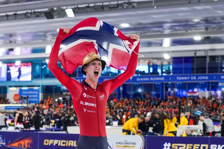Sander Eitrem viert de titel op het WK Allround