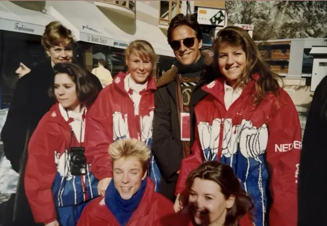 De Nederlandse vrouwen shorttrackploeg op de foto met Don Johnson