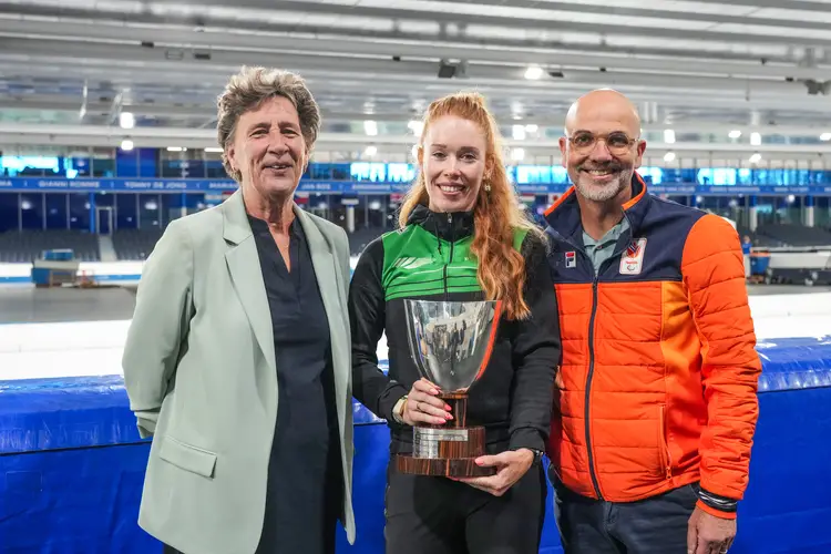 Antoinette Rijpma met Anneke van Zanen (l) en Andre Cats (r) en de Palud de Mortanges Trofee
