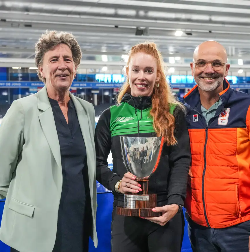 Antoinette Rijpma met Anneke van Zanen (l) en Andre Cats (r) en de Palud de Mortanges Trofee