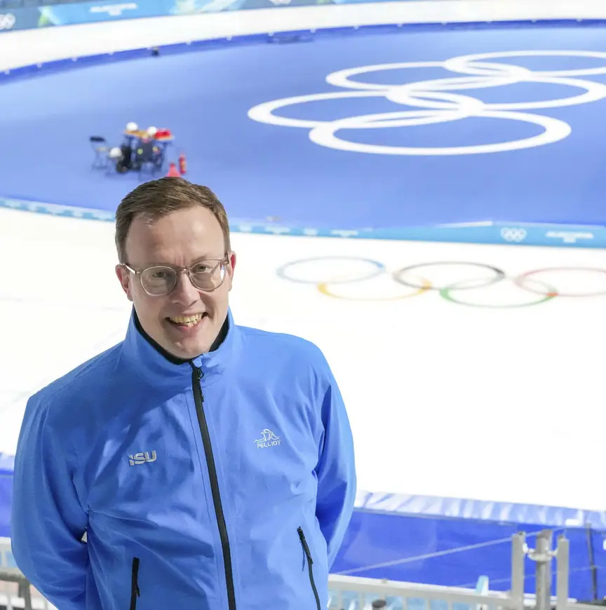 Scheidsrechter Berri de Jonge in het schaatsstadion van Milaan