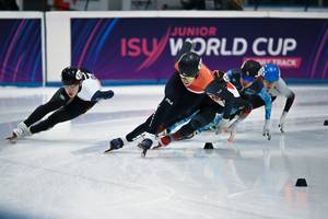 Junioren shorttrackers in actie tijdens de World Cup
