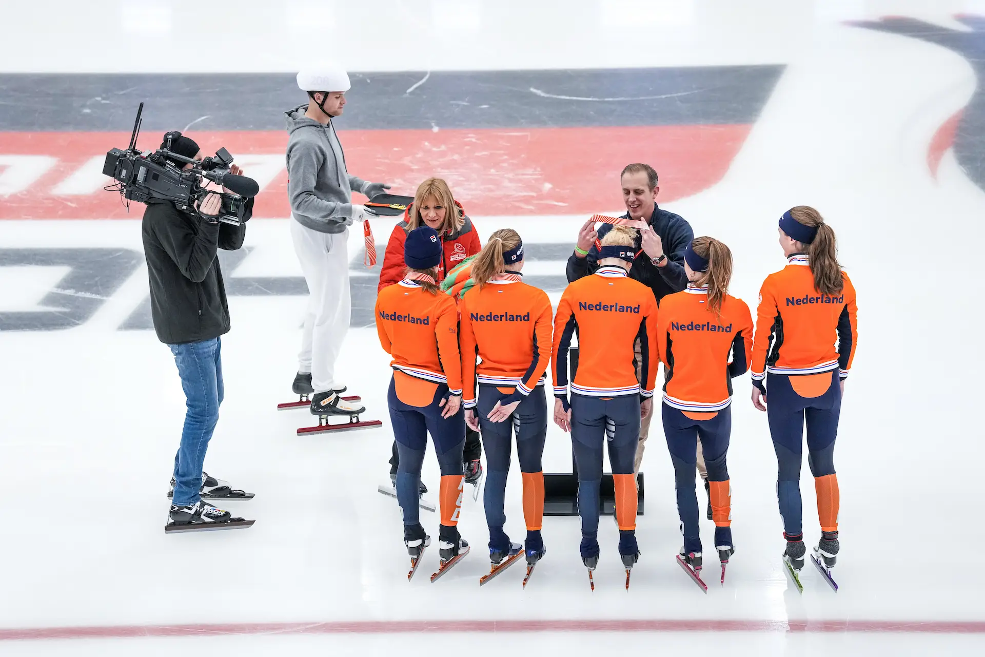 Cees Juffermans deelt medailes uit als toernooidirecteur