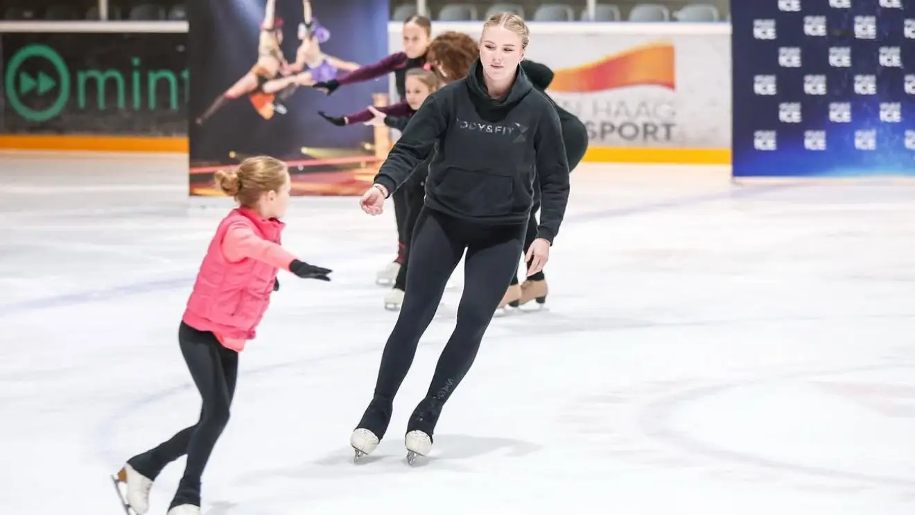 Lindsay van Zundert als coach op het ijs