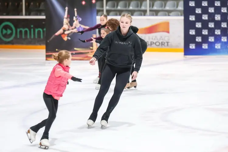 Lindsay van Zundert als coach op het ijs