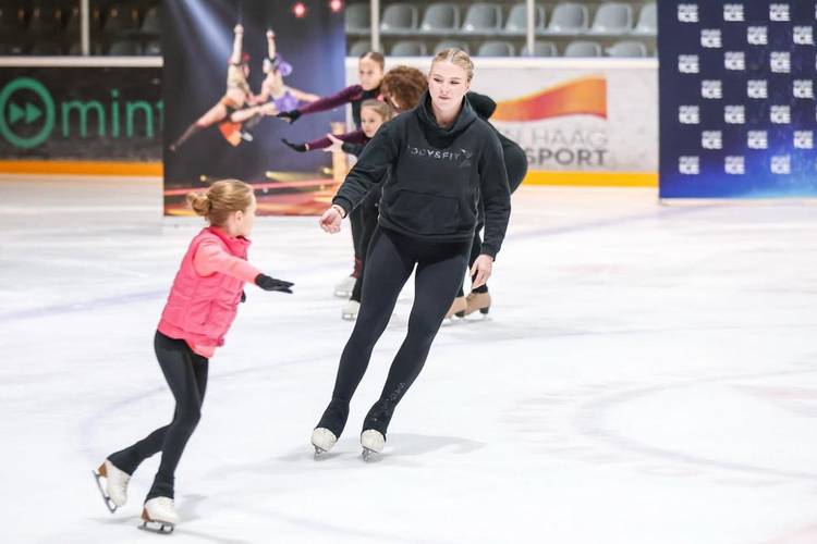 Lindsay van Zundert als coach op het ijs