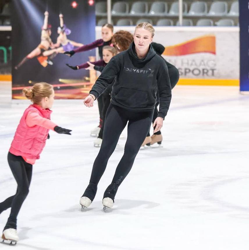 Lindsay van Zundert als coach op het ijs