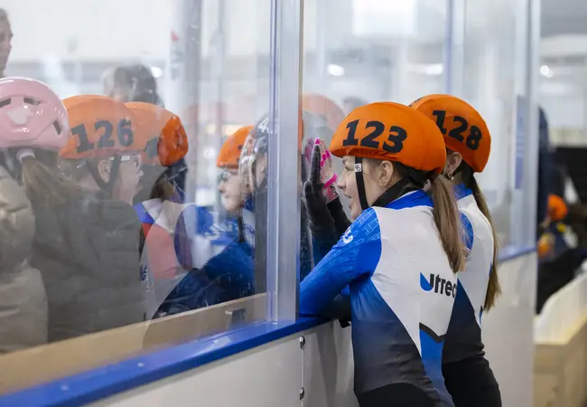 Communicatie door het plexiglas Arie Ravensbergen Bokaal