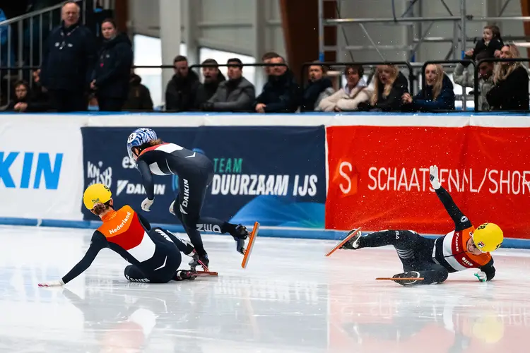 Crash finale 1500 m vrouwen NK Shorttrack