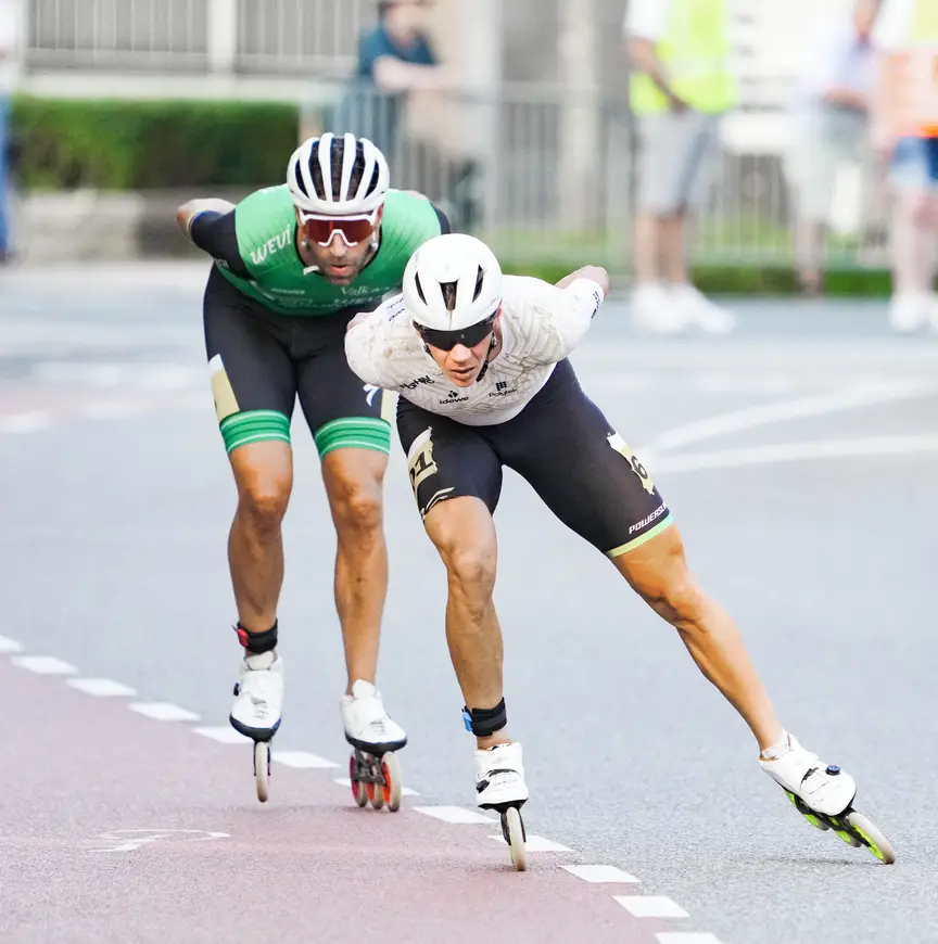 Bart Swings met Crispijn Ariëns in zijn  kielzog.