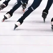 Vier shorttrackers op een rijtje